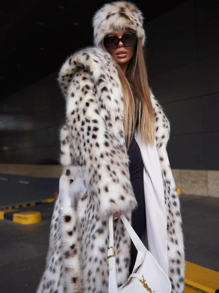 Manteau long femme blanc à motif léopard, ceinture incluse pour une silhouette cintrée.