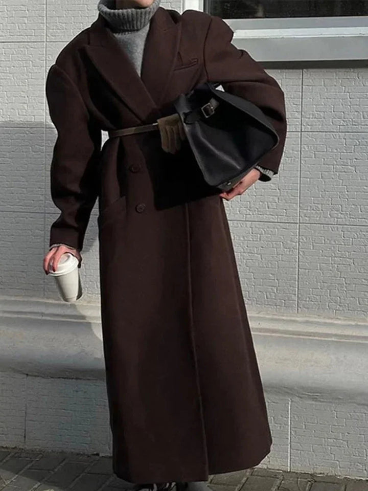 Manteau long femme marron en mélange de laine, coupe classique avec poches pratiques, adapté à toutes les saisons.