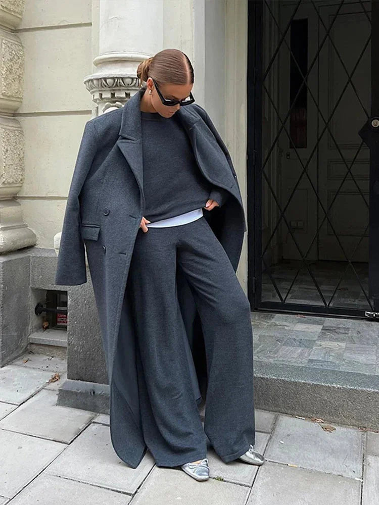 Manteau long femme gris en tissu léger, coupe élégante, adapté à toutes les saisons.
