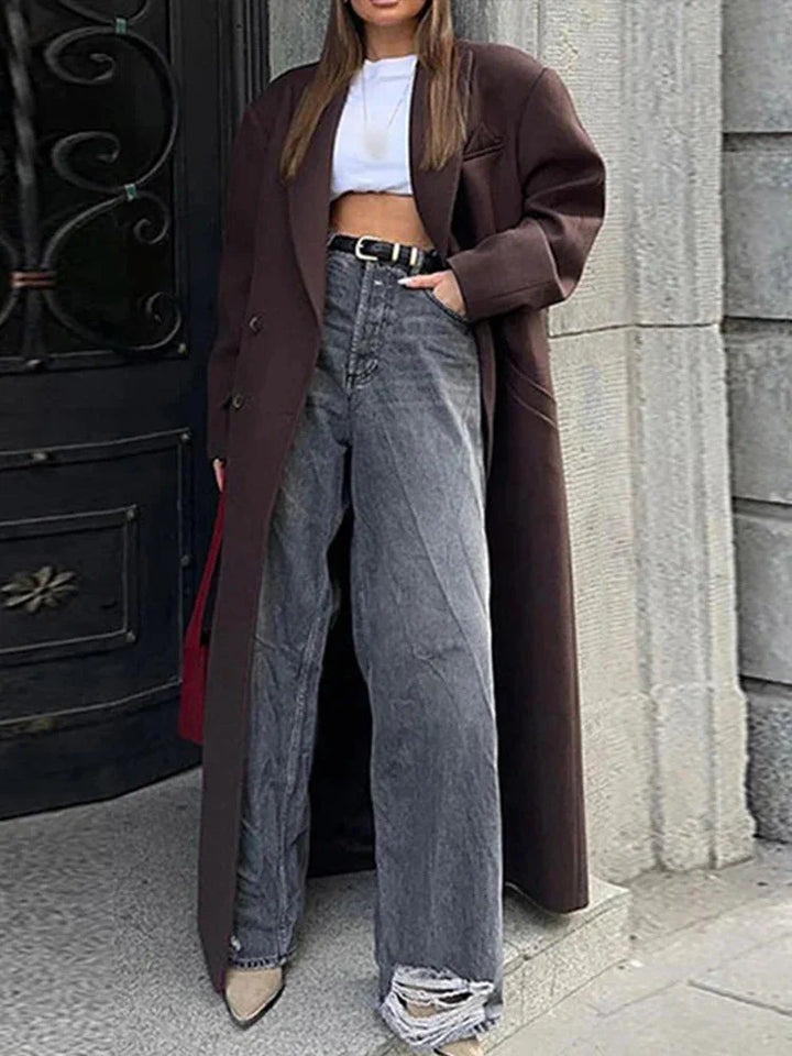 Manteau long femme bourgogne en tissu doux, coupe classique, adapté à toutes les saisons.