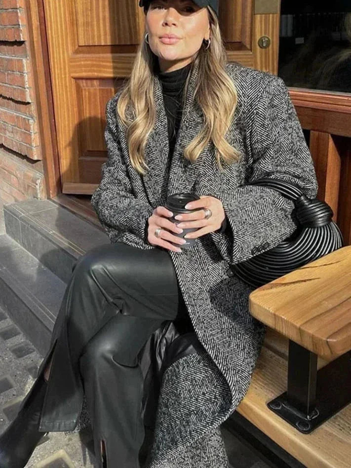 Manteau long gris femme à manches longues, coupe élégante, en tissu doux, adapté pour les journées froides.