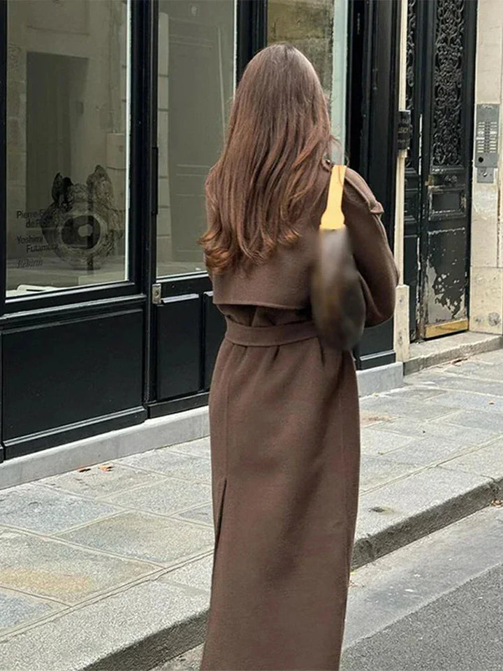 Manteau mi-long femme marron avec ceinture à la taille et boutons décoratifs.