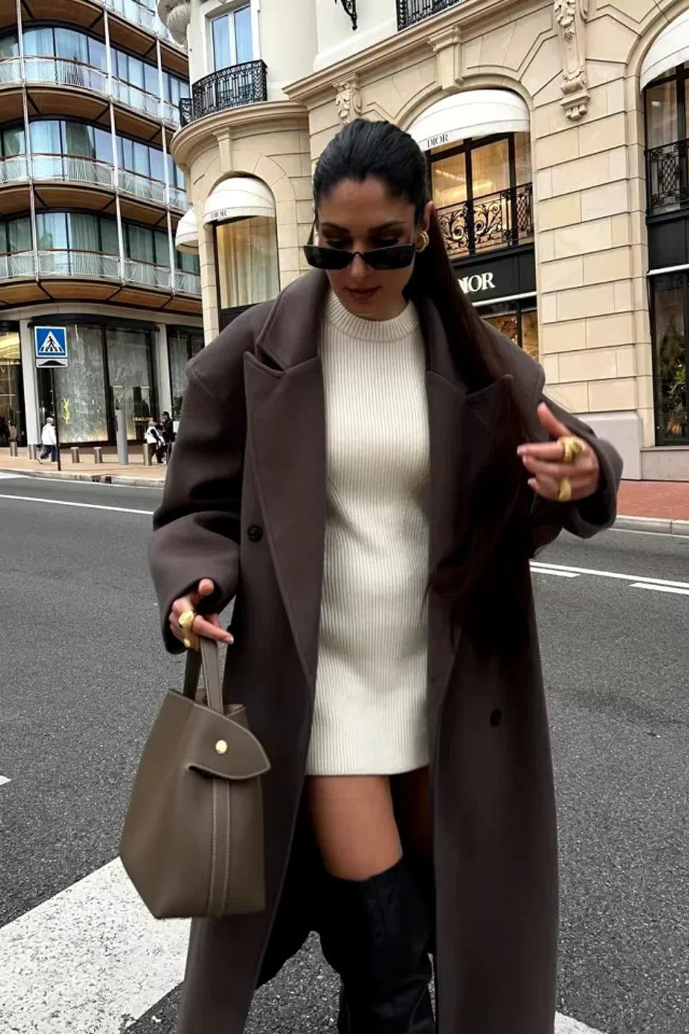 Manteau oversize marron pour femme, à double boutonnage, en mélange de laine, avec large revers et poches latérales.