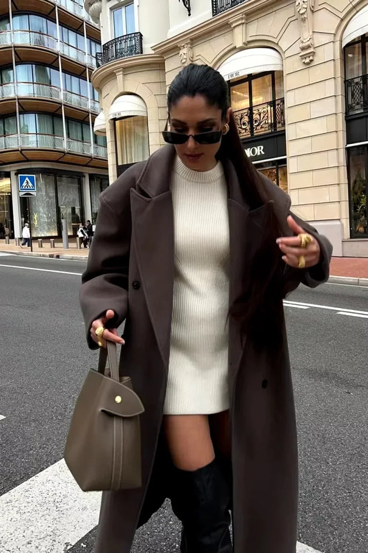 Manteau oversize marron pour femme, à double boutonnage, en mélange de laine, avec large revers et poches latérales.