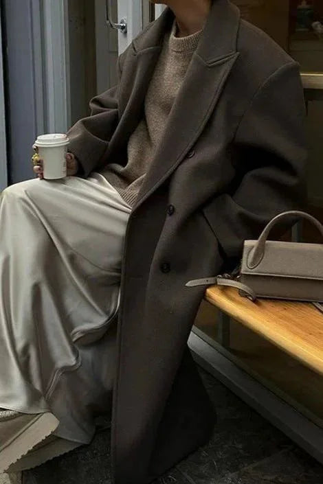 Manteau oversize marron pour femme à double boutonnage, en tissu doux, au design moderne.