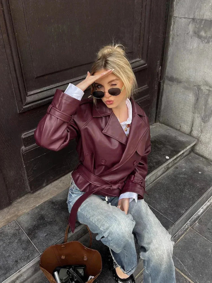 Manteau trench court bordeaux femme, ceinture, col revers classique, en tissu léger.