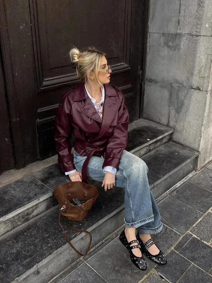 Manteau trench court bordeaux femme, léger, avec ceinture et coupe classique, adapté pour la mi-saison.