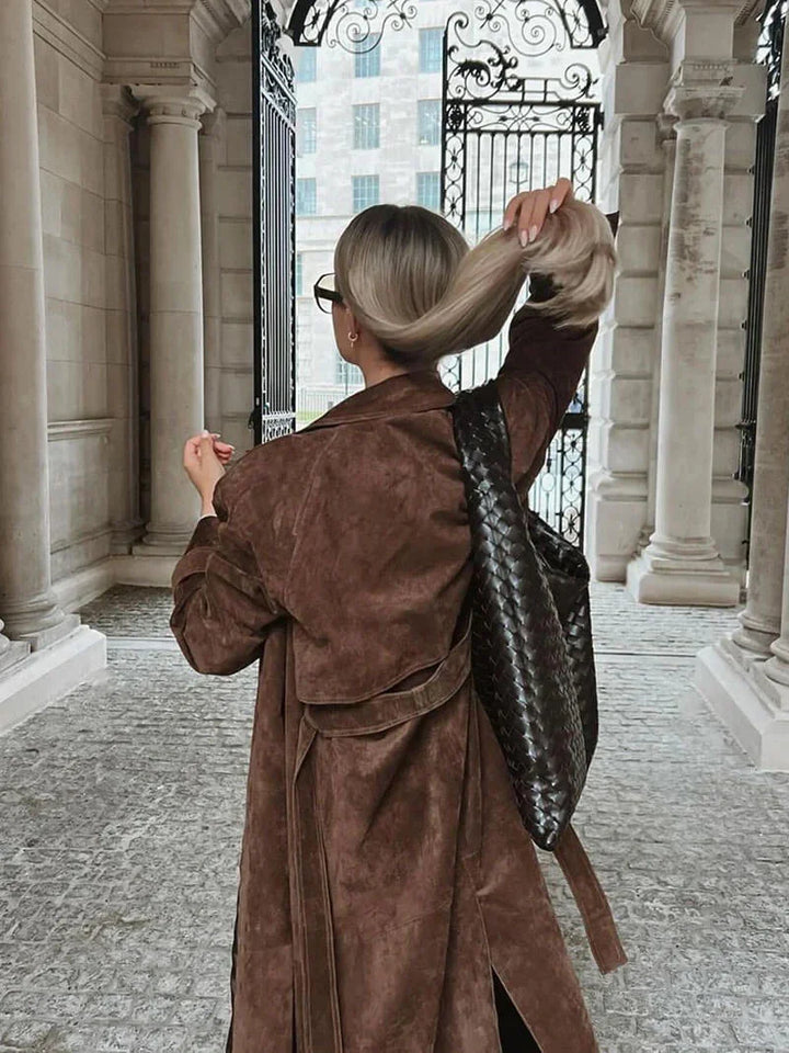 Manteau trench femme marron avec ceinture et revers, conçu pour les saisons intermédiaires.