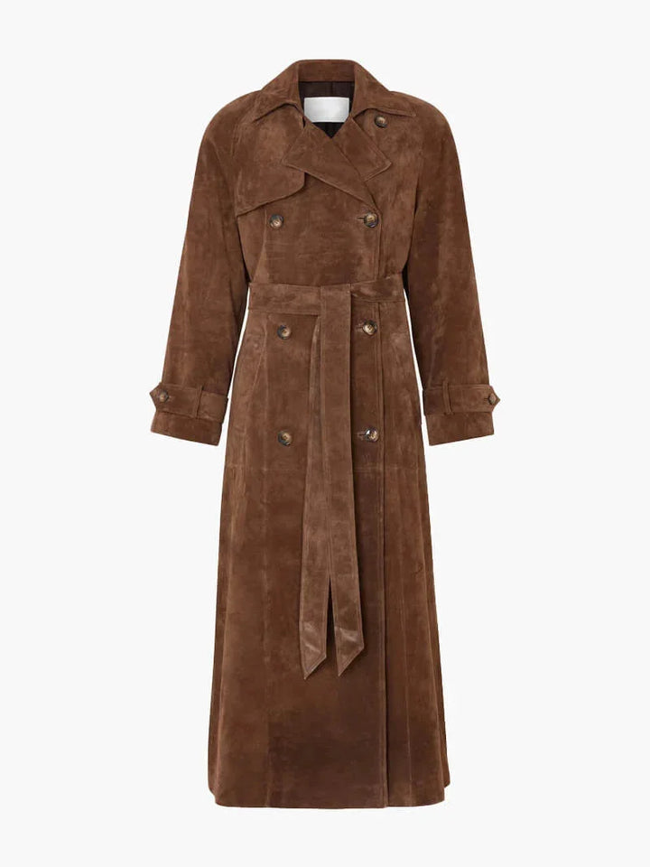 Manteau trench femme marron avec ceinture et revers, en tissu résistant, adapté à diverses occasions.