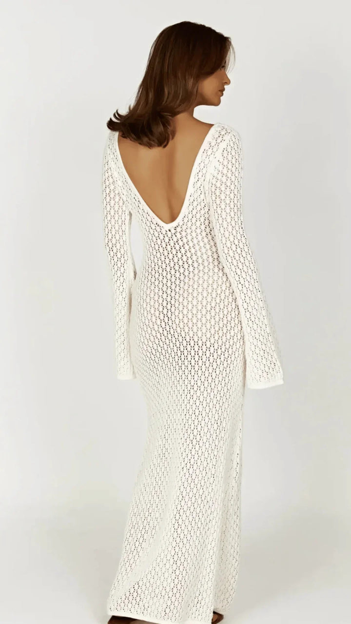 Maxi robe en coton crochetée, ajustée avec manches longues et col en V, idéale pour des soirées élégantes.
