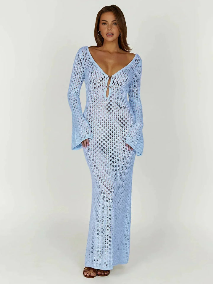 Robe crochetée ajustée à manches longues, col en V, en tissu léger, parfaite pour des soirées élégantes et confortables.