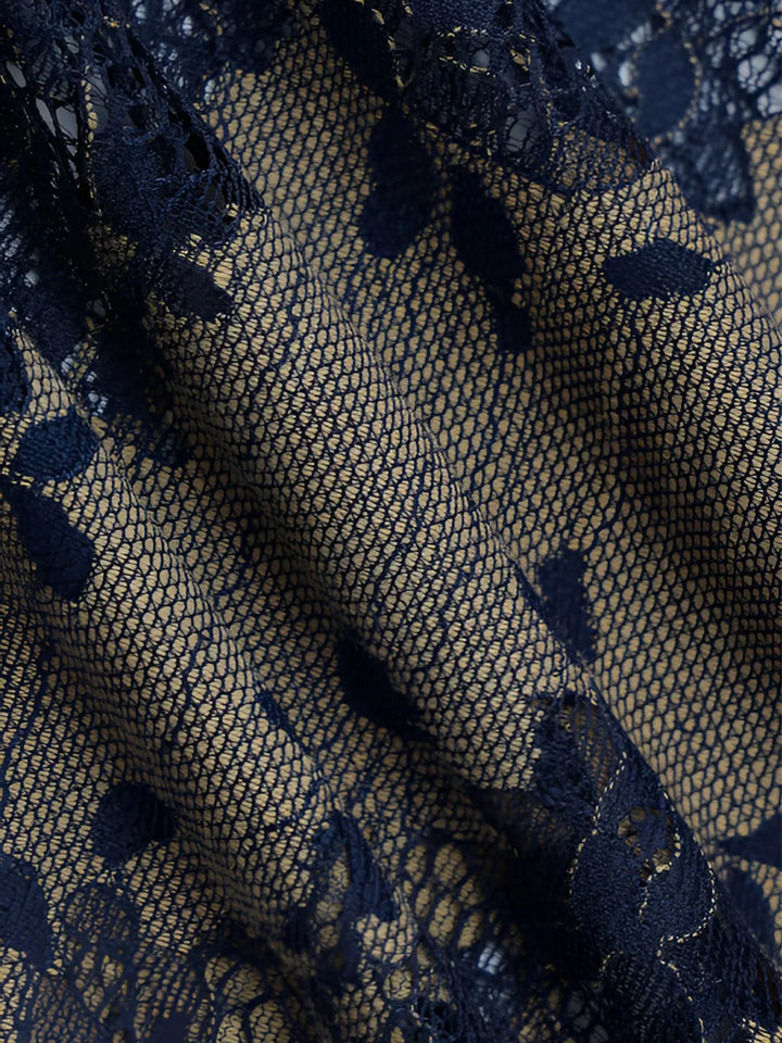 Maxi robe d'été en dentelle florale bleue, dos nu avec bretelles fines, idéale pour les soirées estivales.