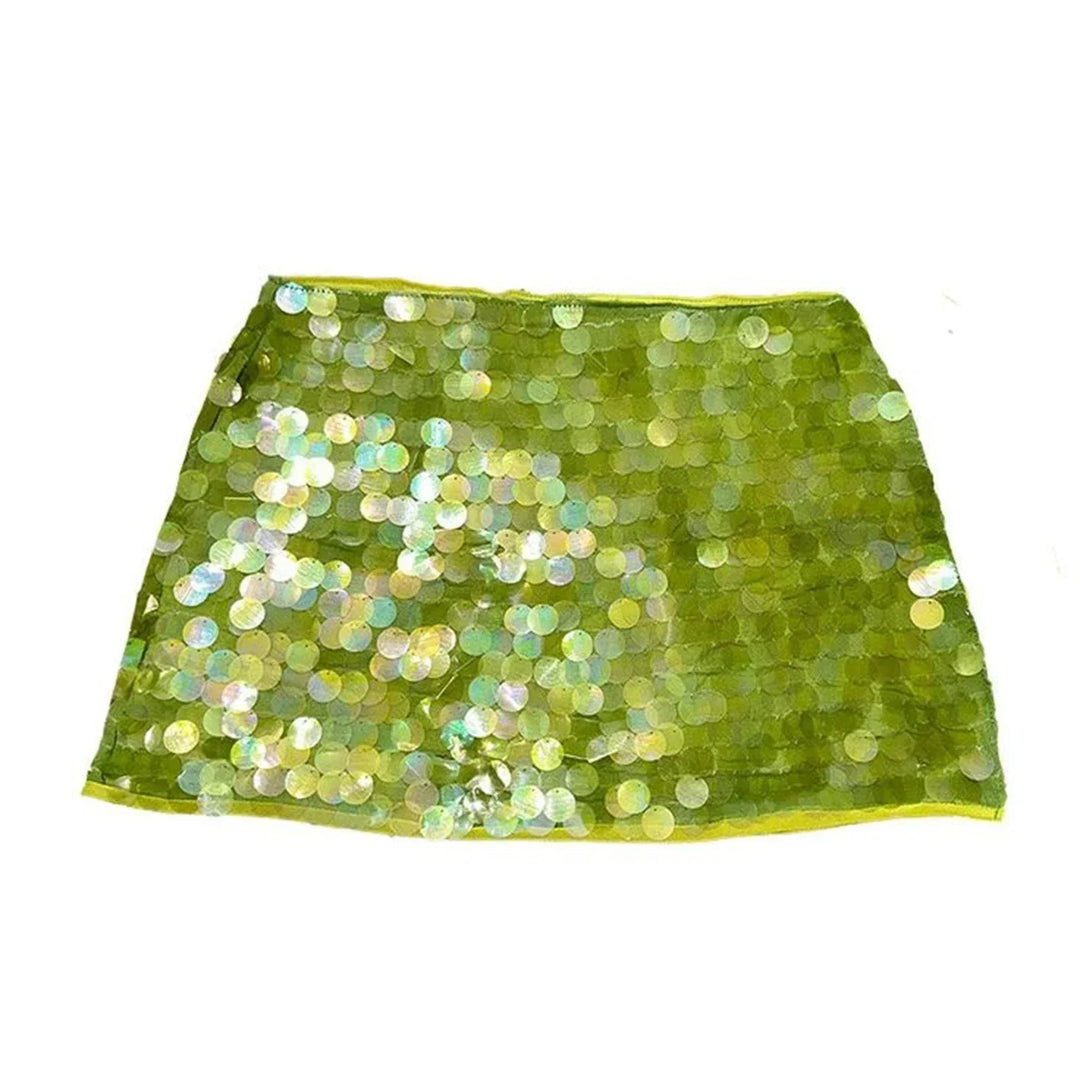 Mini jupe femme ajustable en vert, ornée de sequins et paillettes, style festif avec une coupe tendance et confortable.