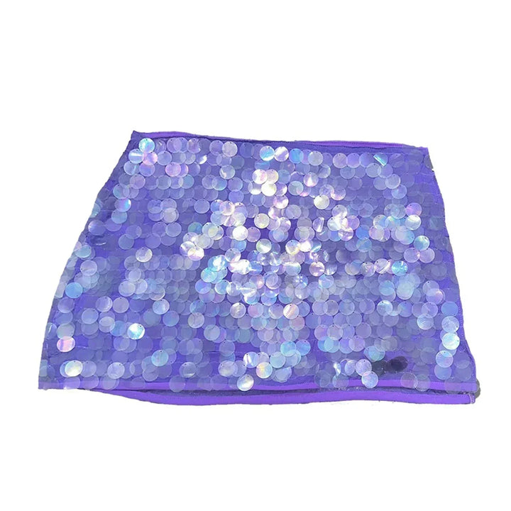 Mini jupe ajustable en violet, ornée de sequins et paillettes, idéale pour des tenues festives. Tissu léger et confortable.