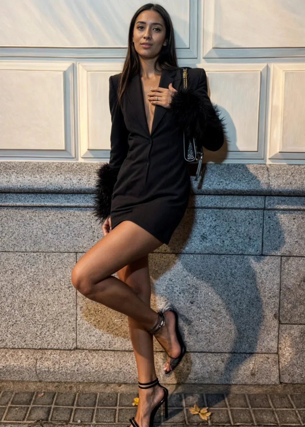 Mini robe noire à manches texturées, en tissu ajusté, idéale pour les soirées clubbing et les occasions spéciales.