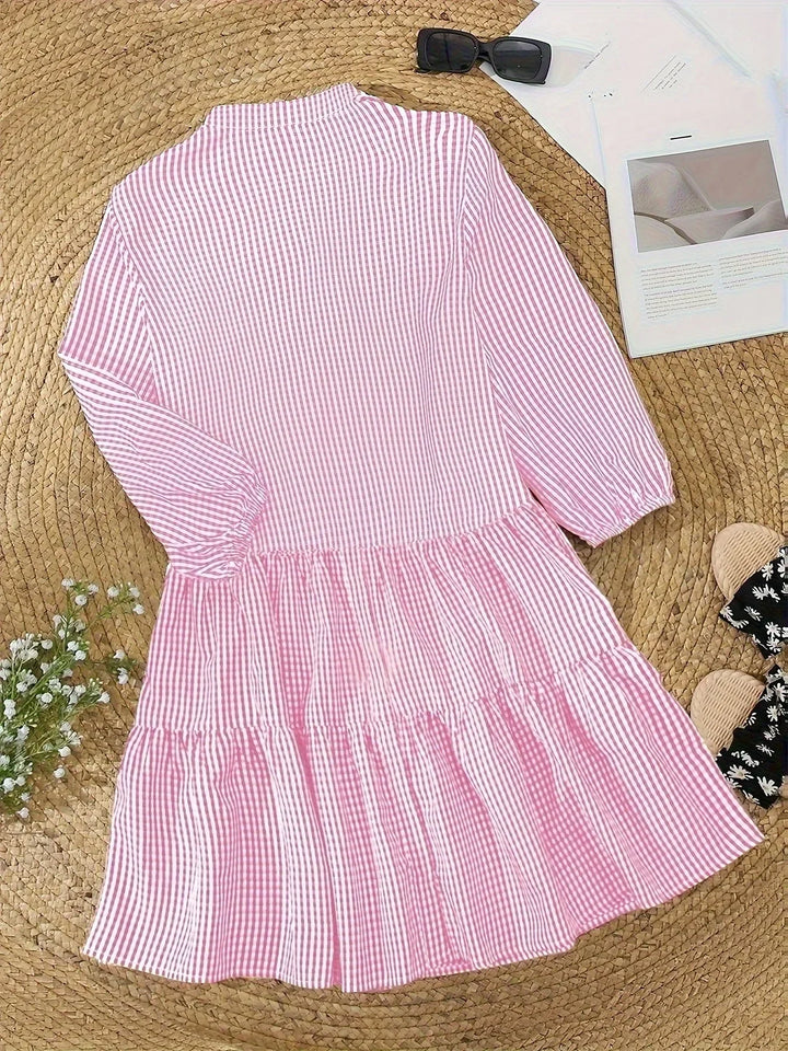 Mini robe à rayures en tissu léger, boutons sur le devant, col classique et manches 3/4, idéale pour le printemps été.