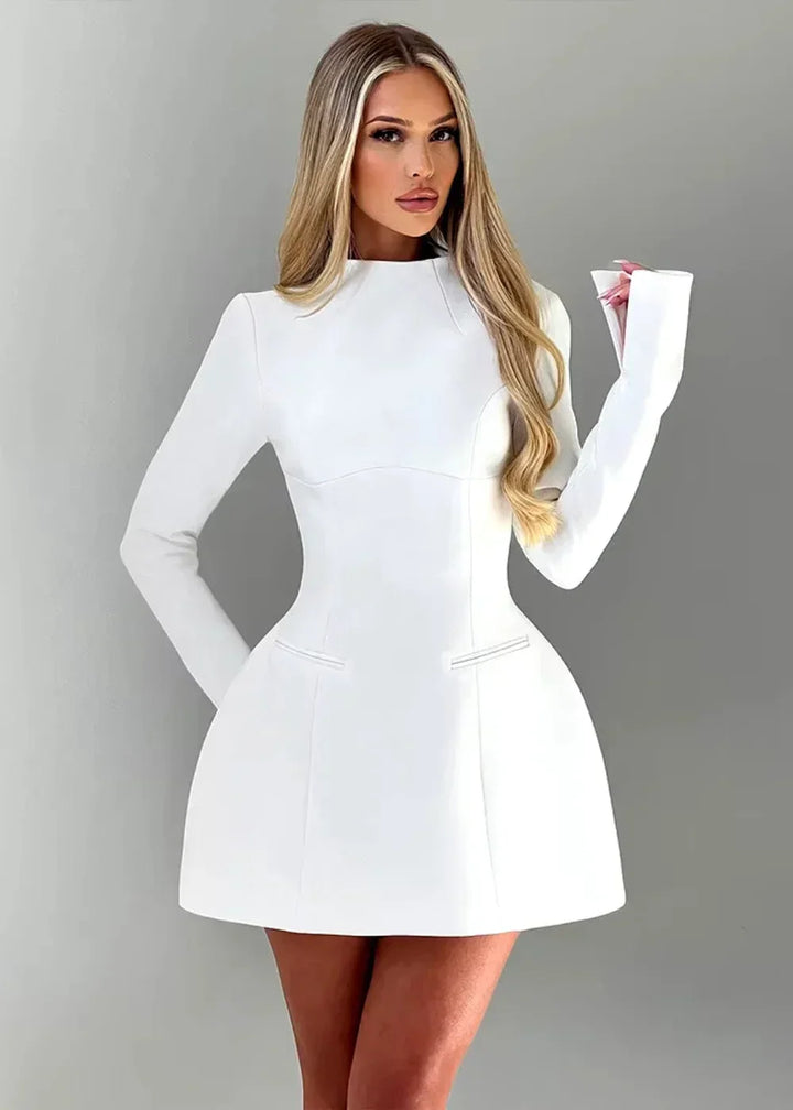 Mini robe évasée en tissu léger, manches longues, dos nu, idéale pour une soirée élégante et confortable.
