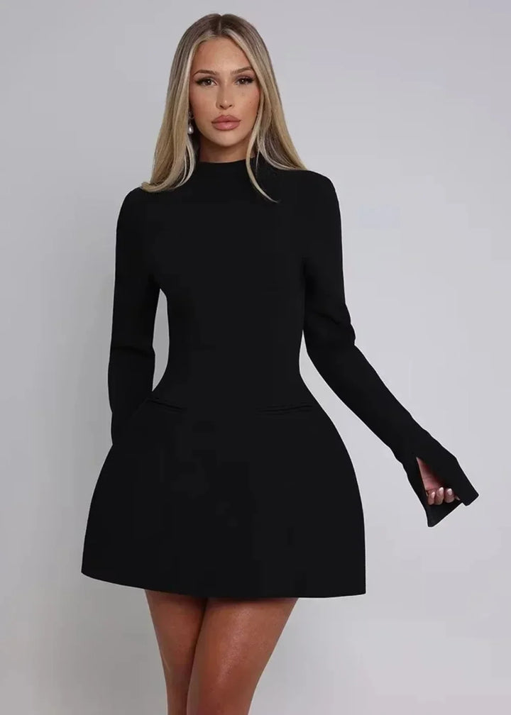 Mini robe évasée en satin avec manches longues et dos nu, parfaite pour une soirée chic et élégante.