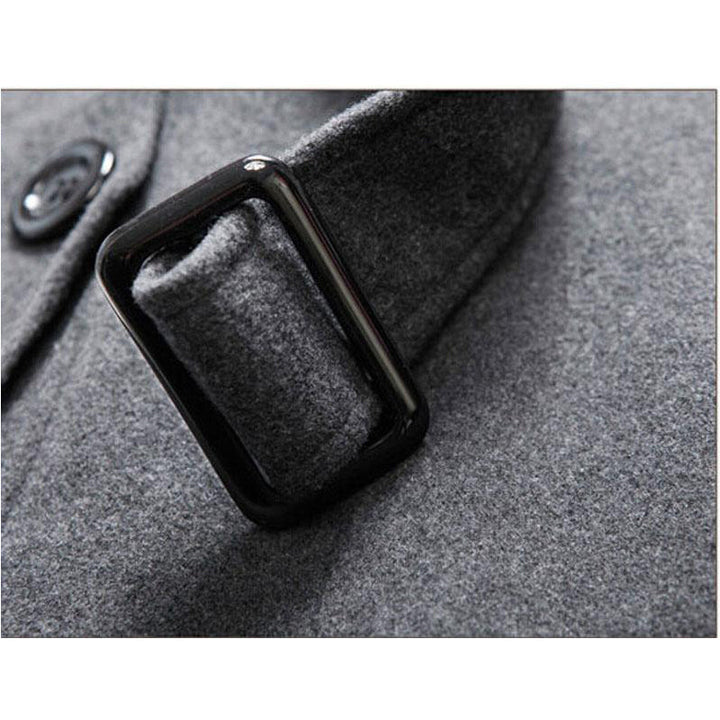 Cappotto in lana grigia con fibbia nera, dettaglio elegante e moderno, ideale per moda invernale uomo. Tessuto caldo e di alta qualità.