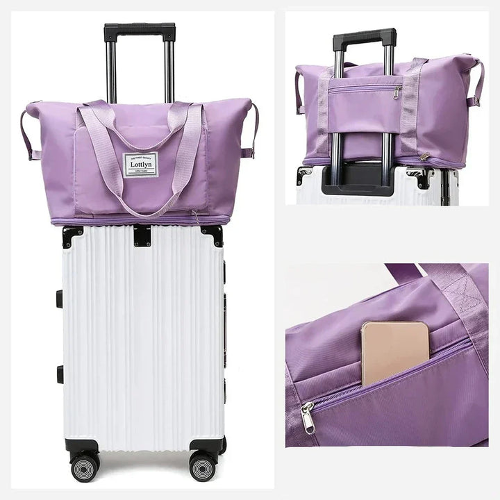 Borsa da viaggio pieghevole viola su trolley bianco, tasca frontale con zip, manici resistenti, ideale per viaggi, bagaglio a mano, organizzazione.