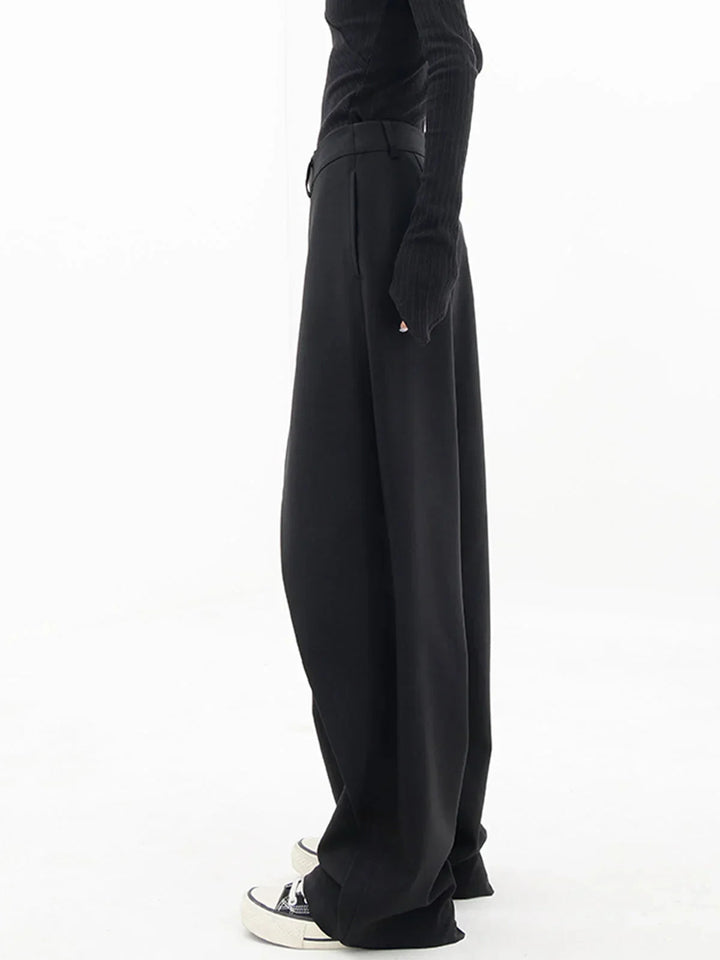 Pantalon femme marron clair, coupe large avec bouton asymétrique, en tissu doux et respirant.
