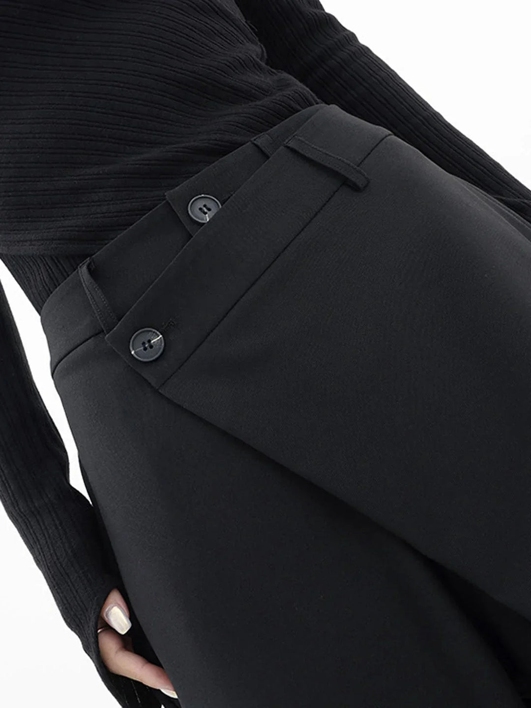 Pantalon femme noir coupe large avec bouton asymétrique et tissu doux et respirant.