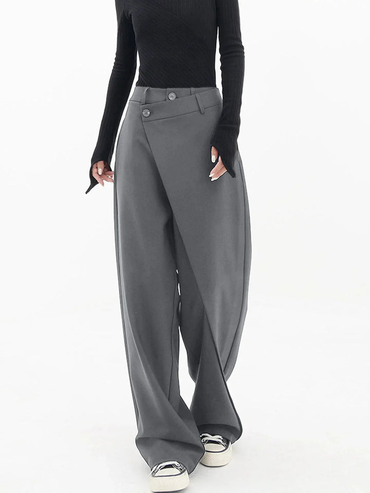 Pantalon femme gris à coupe large, bouton asymétrique et design superposé, adapté pour des occasions décontractées.