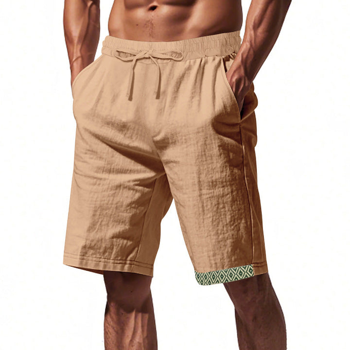 Shorts da uomo beige in lino, con tasche laterali e cintura elastica con laccio. Design casual estivo, ideale per spiaggia e tempo libero.