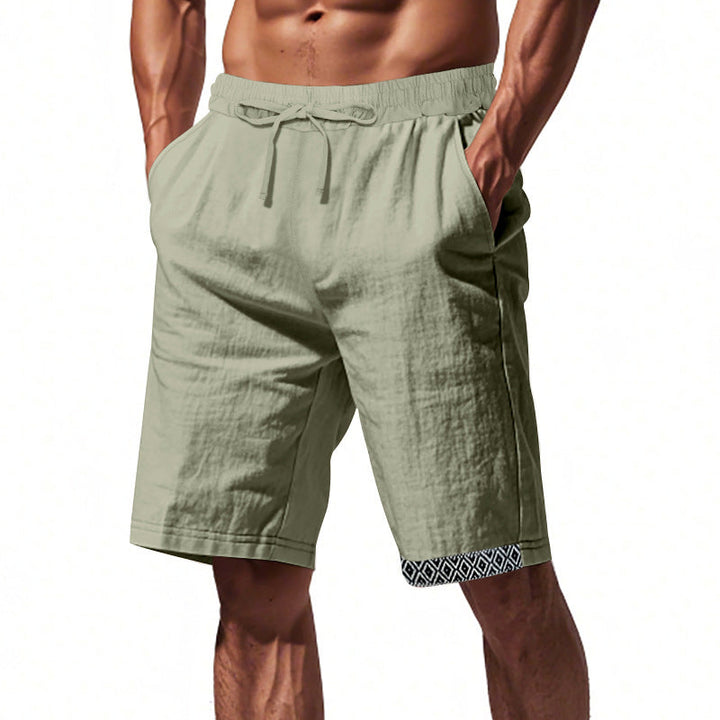 Pantaloncini uomo in lino verde chiaro, elastico in vita, tasche laterali, design casual estivo. Ideali per moda estiva e comfort quotidiano.