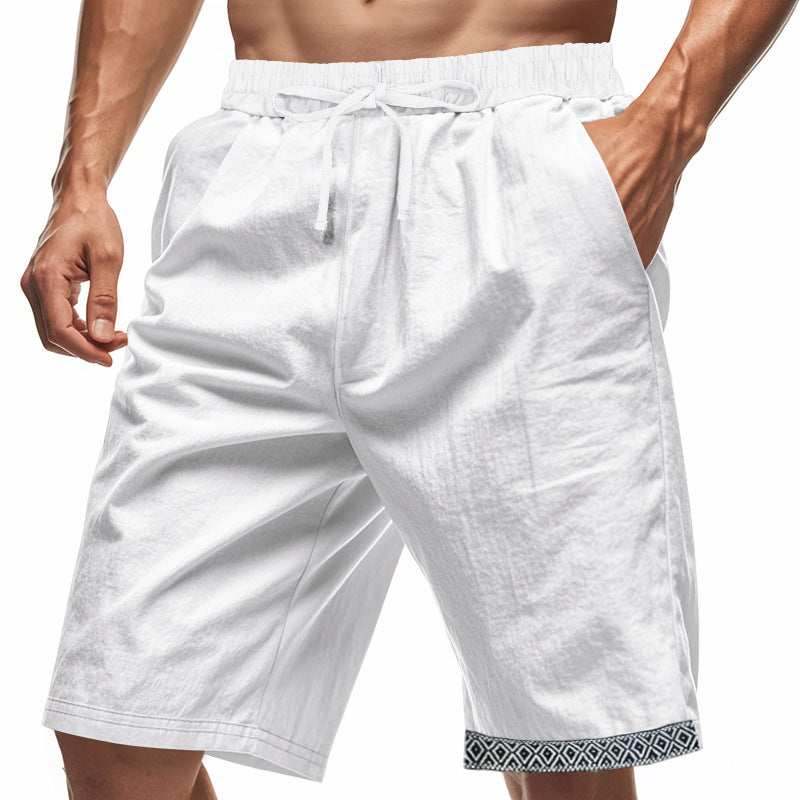 Shorts bianchi da uomo in cotone, con tasche laterali e bordo decorativo nero. Ideali per l&