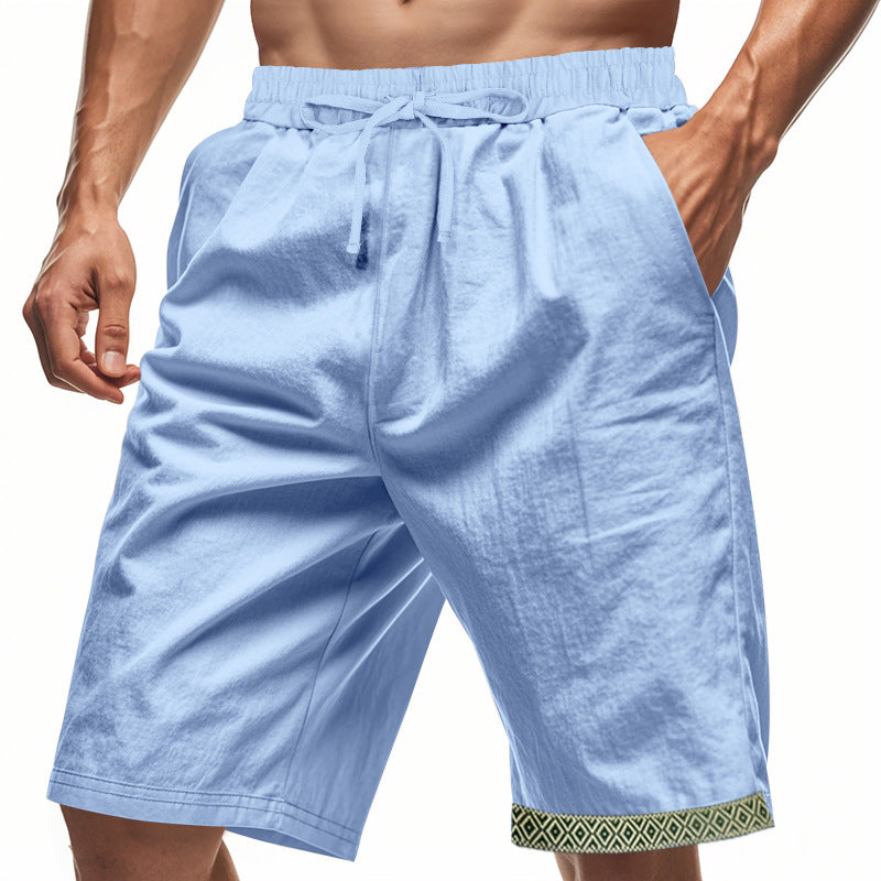 Pantaloncini uomo azzurri in cotone, con tasche laterali e bordo decorativo. Ideali per sport e tempo libero. Moda estiva casual.