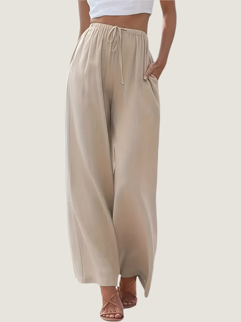 Pantaloni palazzo beige da donna, vita alta con coulisse, tessuto leggero, tasche laterali, abbinati a top bianco. Eleganti e comodi per l&