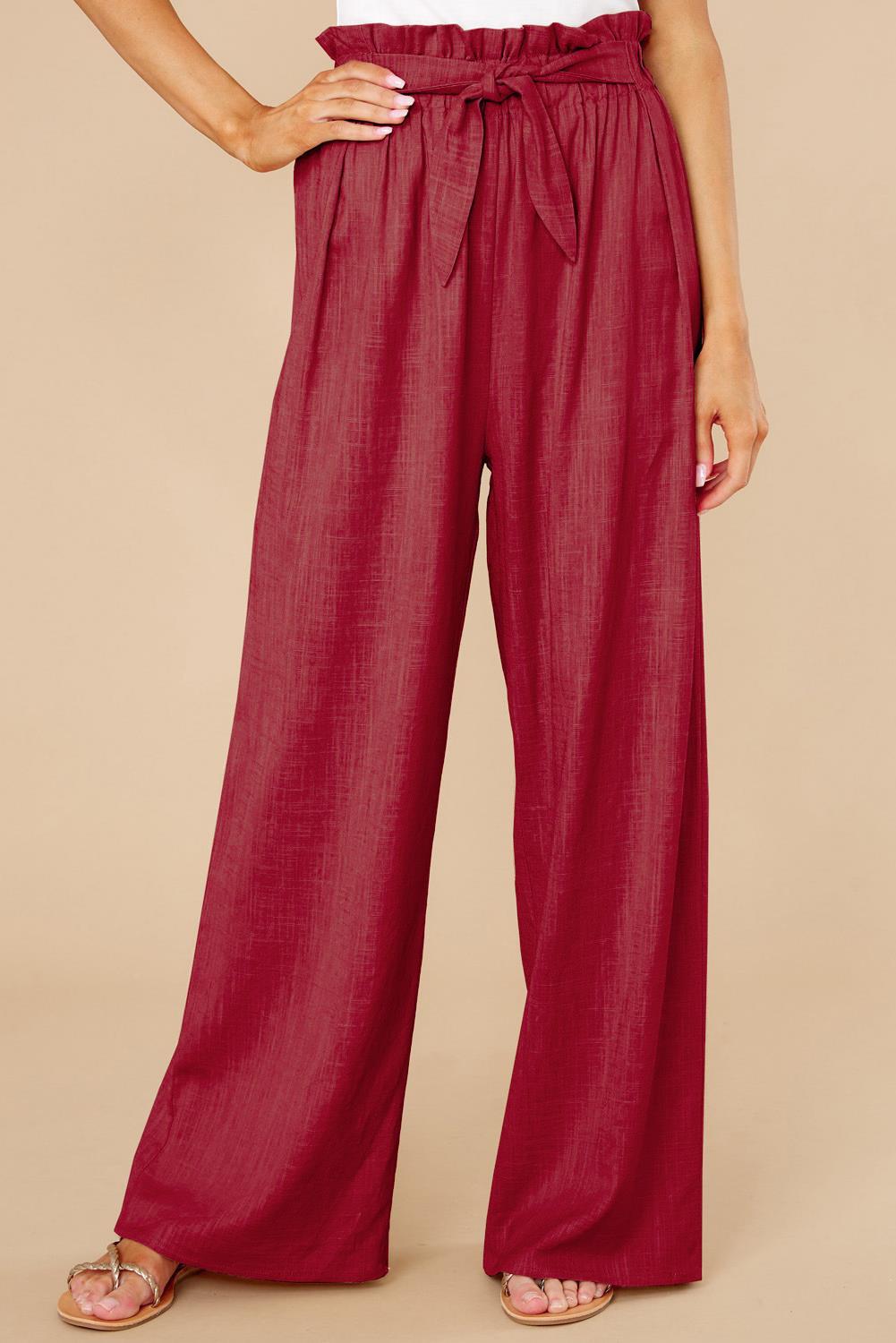 Pantaloni palazzo rossi a vita alta con cintura, tessuto leggero, eleganti e comodi, ideali per moda donna estiva e look casual chic.