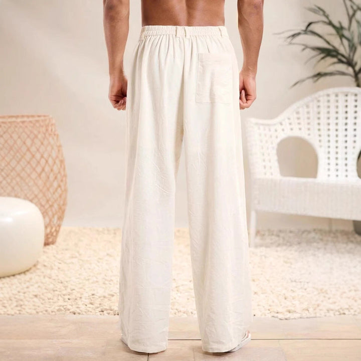Pantaloni larghi uomo in cotone bianco, vista posteriore, con tasca, stile casual, perfetti per l&