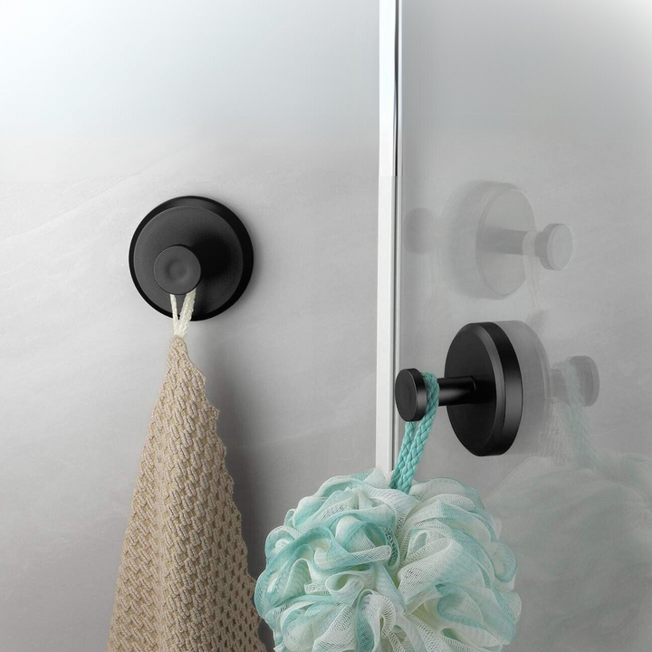 Gancio adesivo nero su vetro doccia con spugna e rete appese, accessorio bagno moderno, resistente all'acqua, facile installazione.