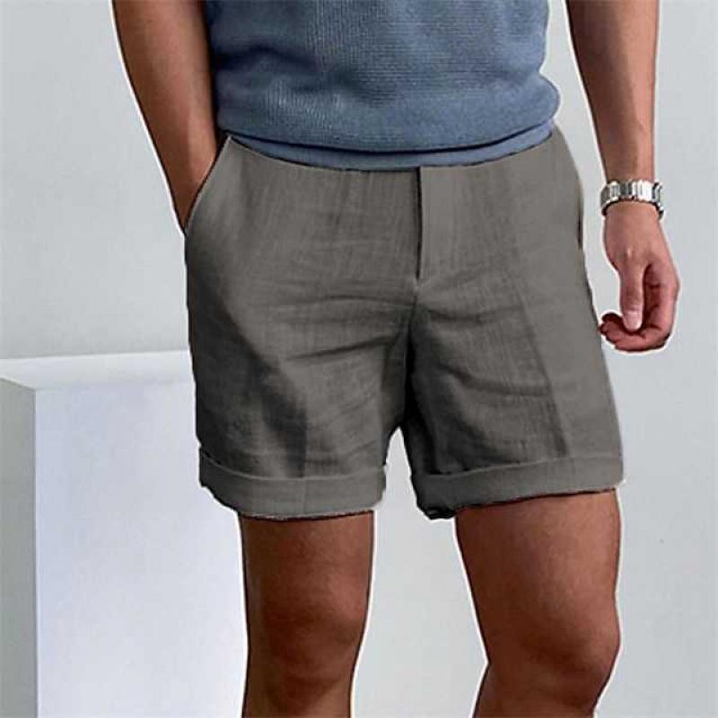 Shorts da uomo grigi eleganti, tessuto leggero, indossati con maglietta blu. Ideali per moda estiva casual. Accessorio: orologio da polso argento.