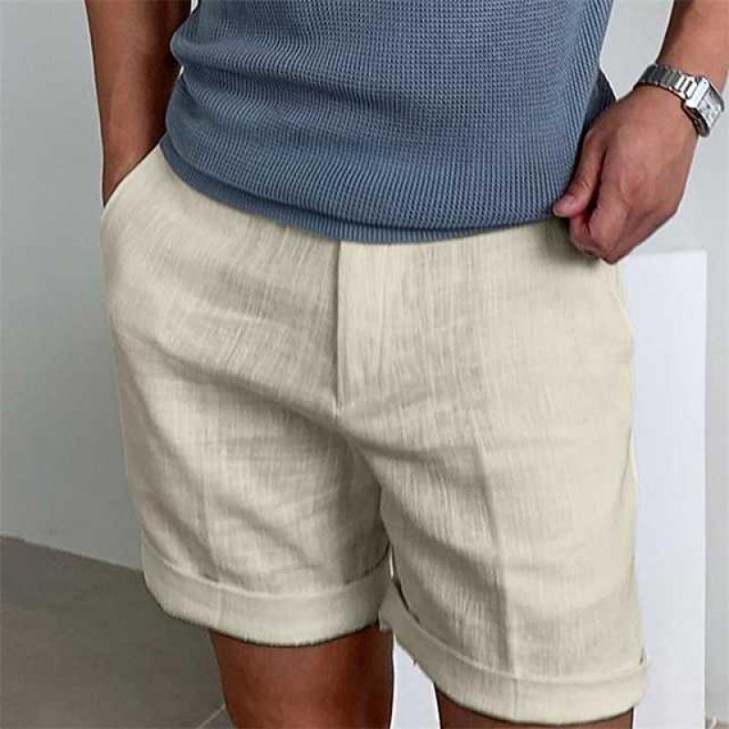 Pantaloncini uomo beige in lino, stile casual estivo, con tasche laterali. Ideali per look estivi, abbinati a maglia blu.