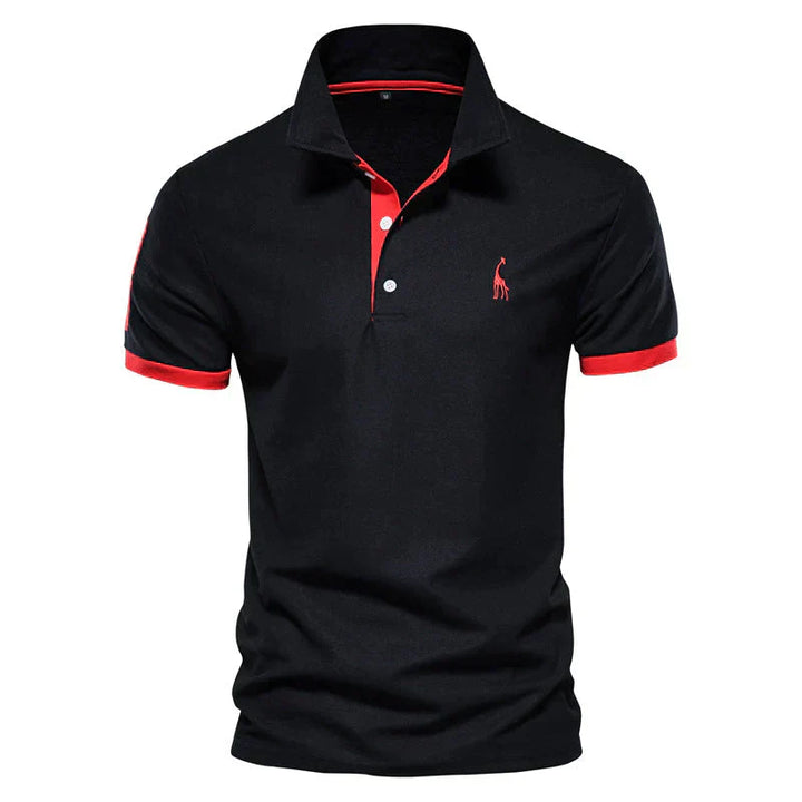 Polo nera da uomo con colletto e bordi rossi, logo ricamato, maniche corte. Elegante e casual, perfetta per ogni occasione.