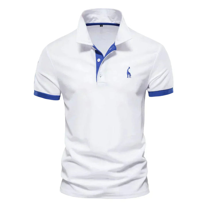 Polo bianca da uomo con colletto e bordi blu, logo ricamato sul petto. Elegante e casual, ideale per moda estiva e abbigliamento quotidiano.
