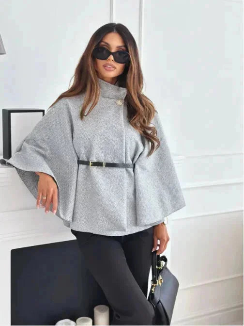 Poncho femme gris, en tissu doux, avec ceinture et manches évasées.