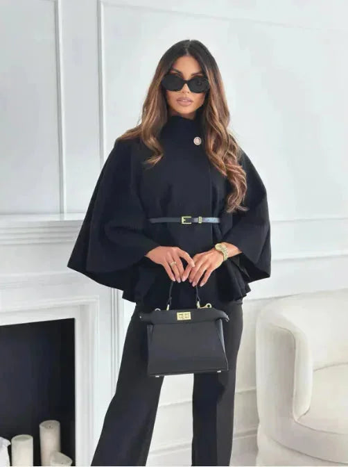 Poncho femme gris avec ceinture, manches évasées, en matériau léger, adapté pour les journées d'automne.