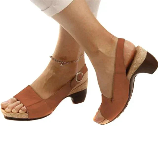 Sandali donna marroni con tacco medio, cinturino regolabile, design aperto, comodi e eleganti, ideali per l'estate.