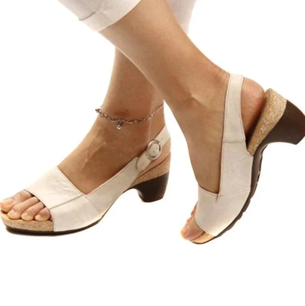 Sandali donna eleganti bianchi con tacco medio, cinturino regolabile e suola in sughero. Scarpe estive comode e alla moda.