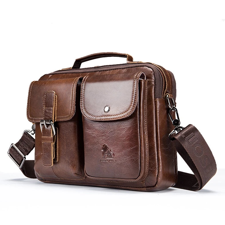 Borsa a tracolla in pelle marrone, design elegante con tasche multiple e chiusura a fibbia, ideale per uomo, perfetta per lavoro e viaggio.