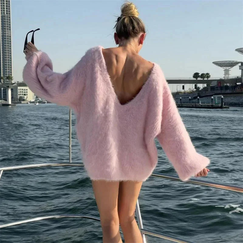 Pull ample femme blanc avec design épaules dénudées et manches décontractées.