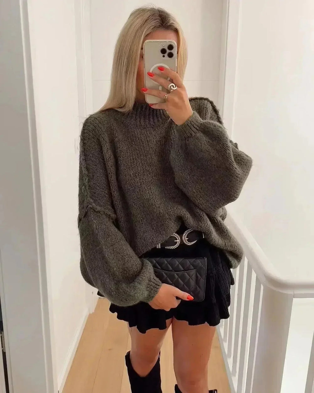 Pull ample beige pour femme avec manches ballons en maille, adapté pour des occasions décontractées.