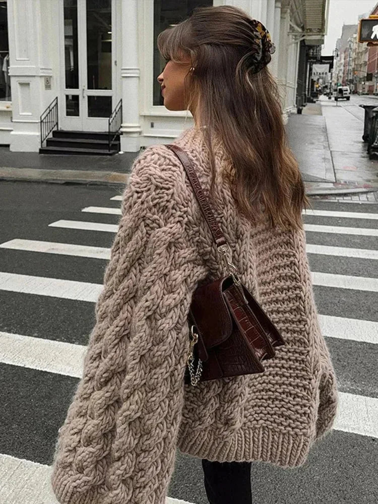 Pull ample beige en tricot, manches larges, silhouette cocoon pour un confort optimal.