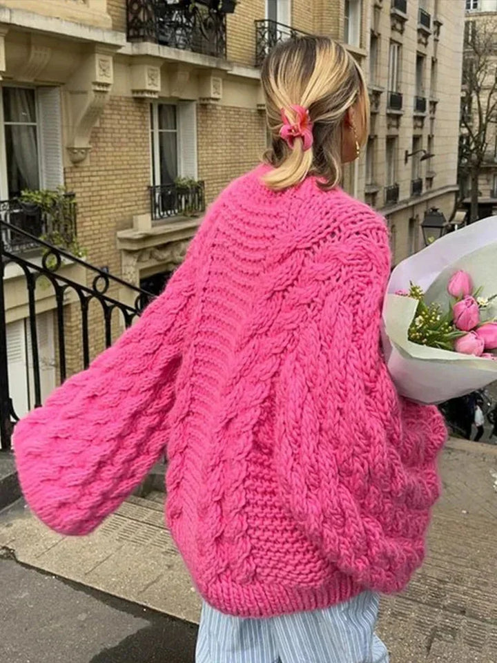 Pull ample blanc pour femme, tricoté, manches larges, coupe cocoon, en matière douce pour un confort optimal.