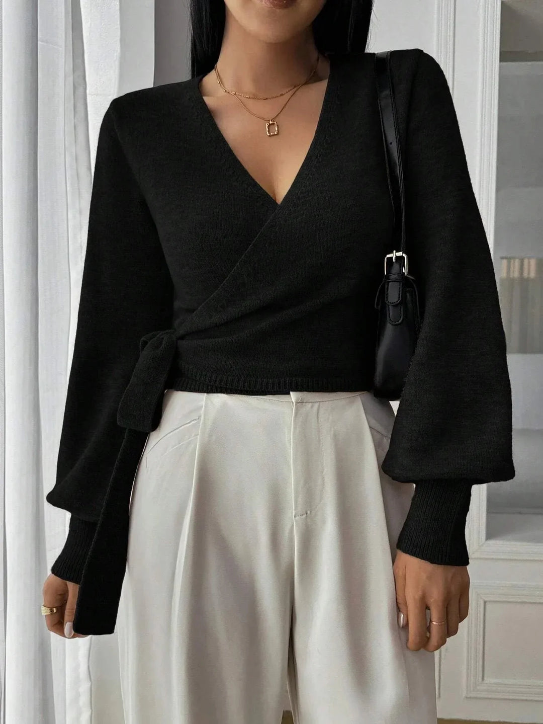Pull cache-cœur femme marron en matière douce, avec ceinture à nouer pour un ajustement cintré.