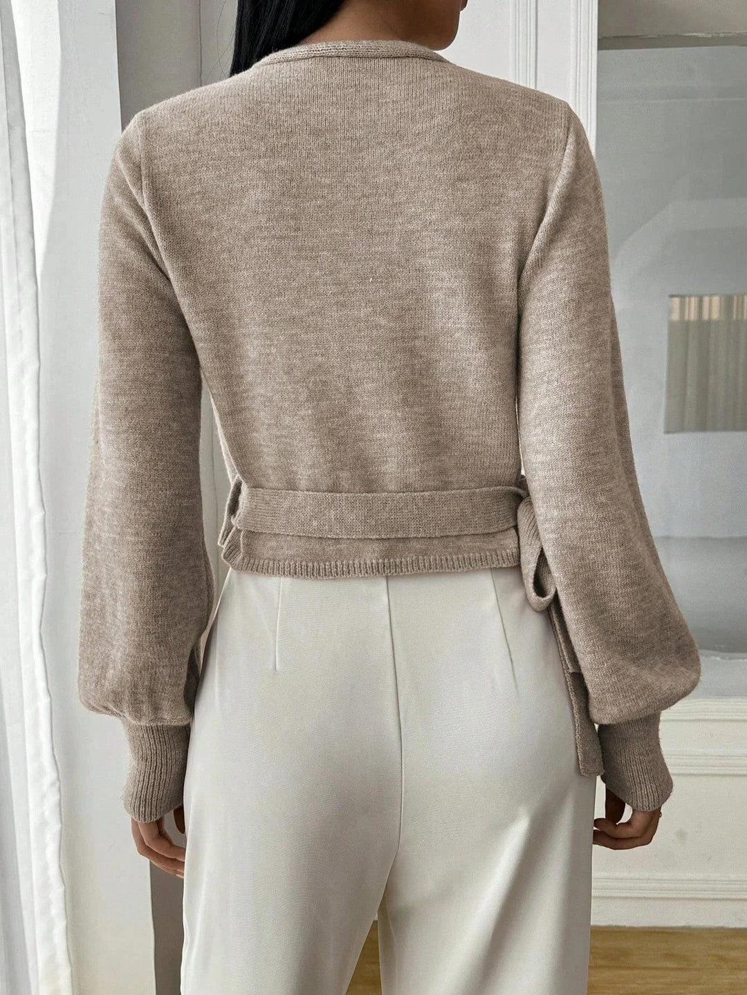 Pull cache-cœur beige pour femme en coton, avec ceinture à nouer pour un ajustement personnalisé.